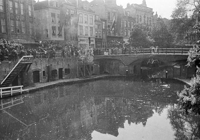 853224 Afbeelding van de intocht van de geallieerden, op de Oudegracht bij de Bezembrug te Utrecht.